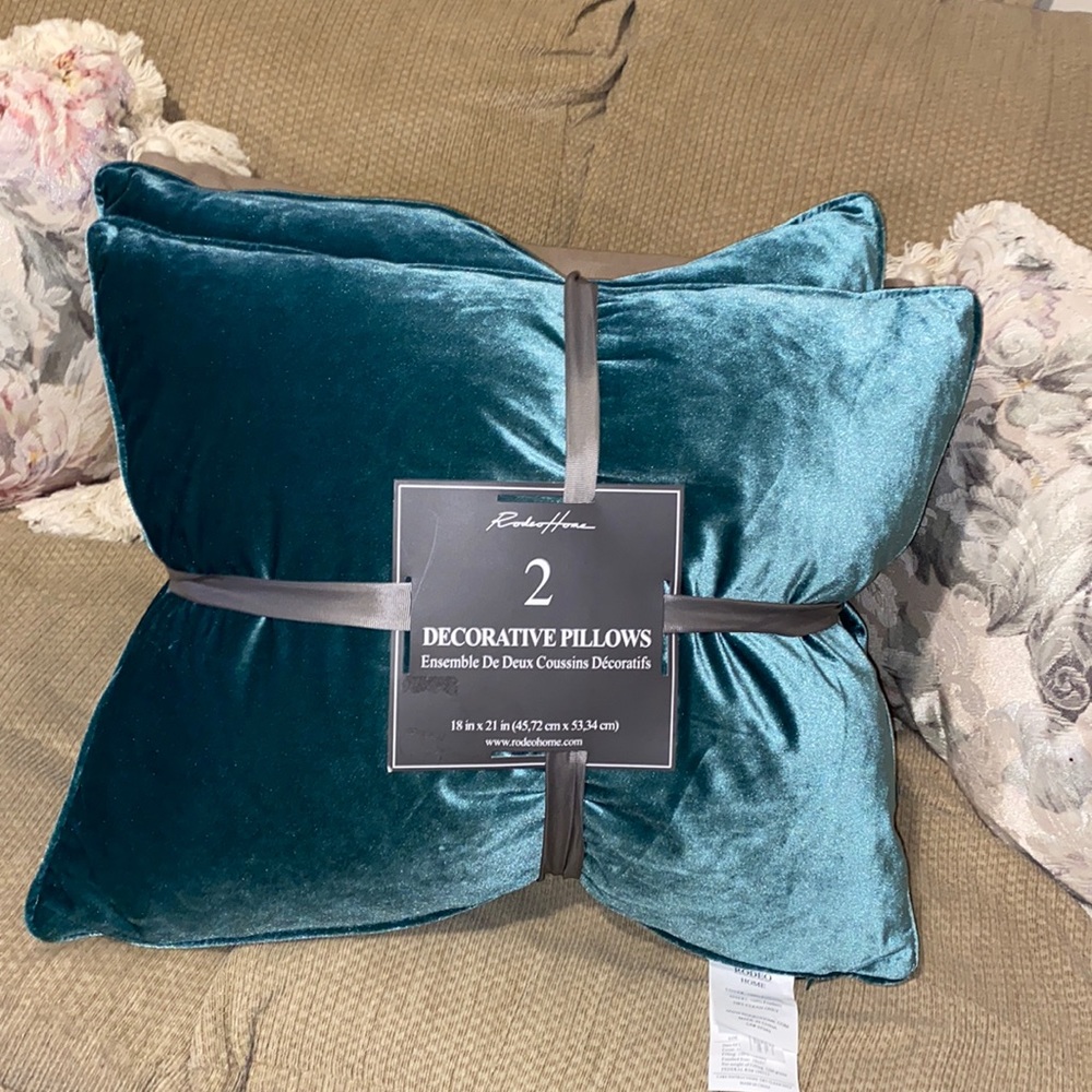 🪶 NWT Rodeo Home Emerald Velvet Down Pillows